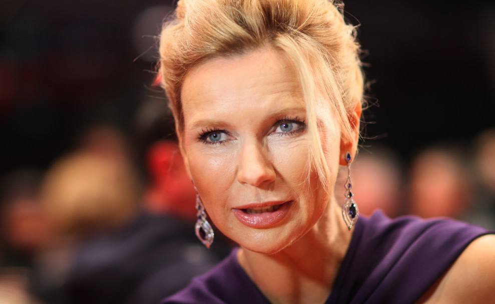 Veronica Ferres erklärt im Interview, wie Schauspielerinnen das "Rülpsen" perfekt anlegen. (Foto: shutterstock - Denis Makarenko)