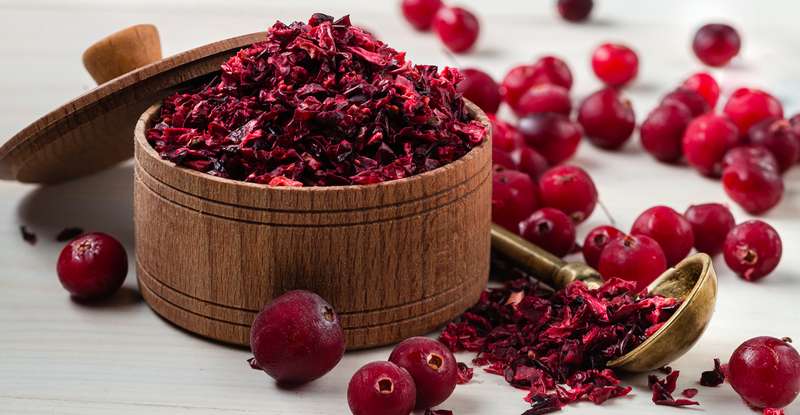 Cranberrysaft ist ein echter Alleskönner. Er schmeckt, liefert viele wichtige Vitamine und gilt zudem als wunderbarer Behandlungspartner, wenn eine Blasenentzündung vorliegt. ( Lizenzdoku: Shutterstock-  smspsy )