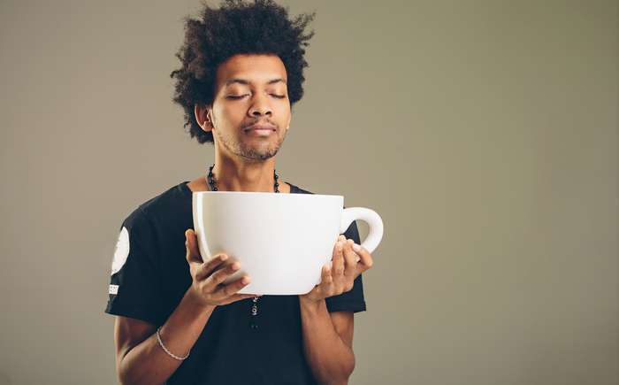 Wer eine kleine Tasse Kaffee mit 200 ml trinkt, nimmt bei gleicher Zubereitung weniger Koffein zu sich als jemand, der einen Halbliterpott Kaffee wählt. ( Foto: Adobe Stock - alfa27 )