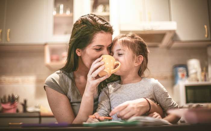 Können bestimmte Erkrankungen verhindert werden, wenn schon Kinder Kaffee trinken? ( Foto: Adobe Stock - liderina ) 