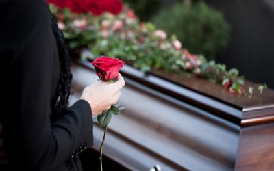 Um nicht zur Arbeit gehen zu müssen, kann man sich auf eine Beerdigung berufen. Eine Möglichkeit ist, einen fiktiven verstorbenen Verwandten zu erwähnen. (Foto: AdobeStock - Kzenon 36229387)