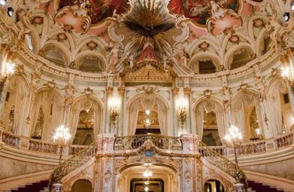 Mikheil Charkvianis präsentiert Antigone mit zwölf Klavieren und (Foto: Sven Helge Czichy)