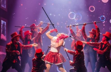Festliche Musical-Inszenierung von Dickens Weihnachtsklassiker im MuseumsQuartier Wien (Foto: ShowSlot Touring GmbH. Jens Ochmann)